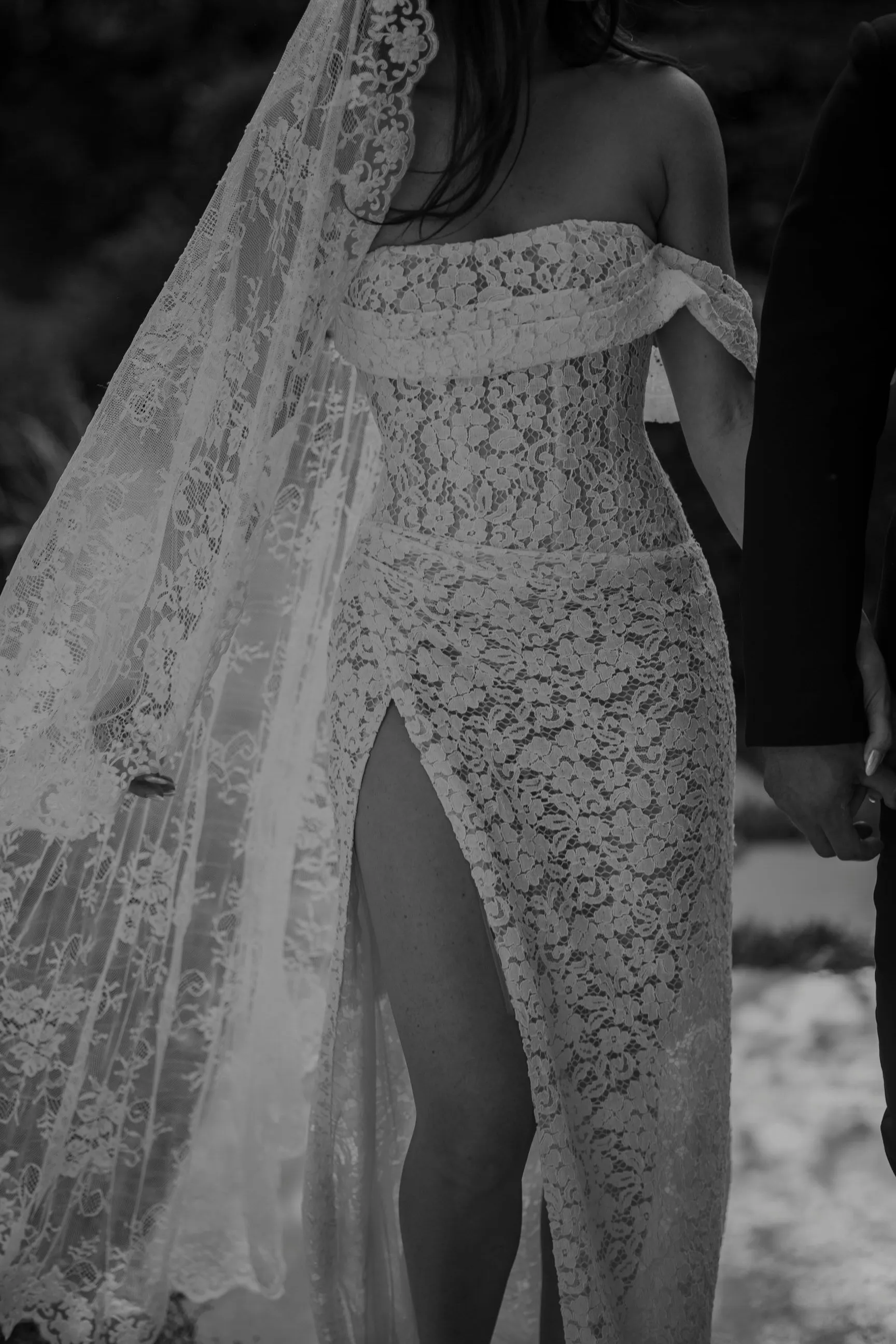 Chantilly Lace Mantilla Wedding Veil, Knee Length in Off White