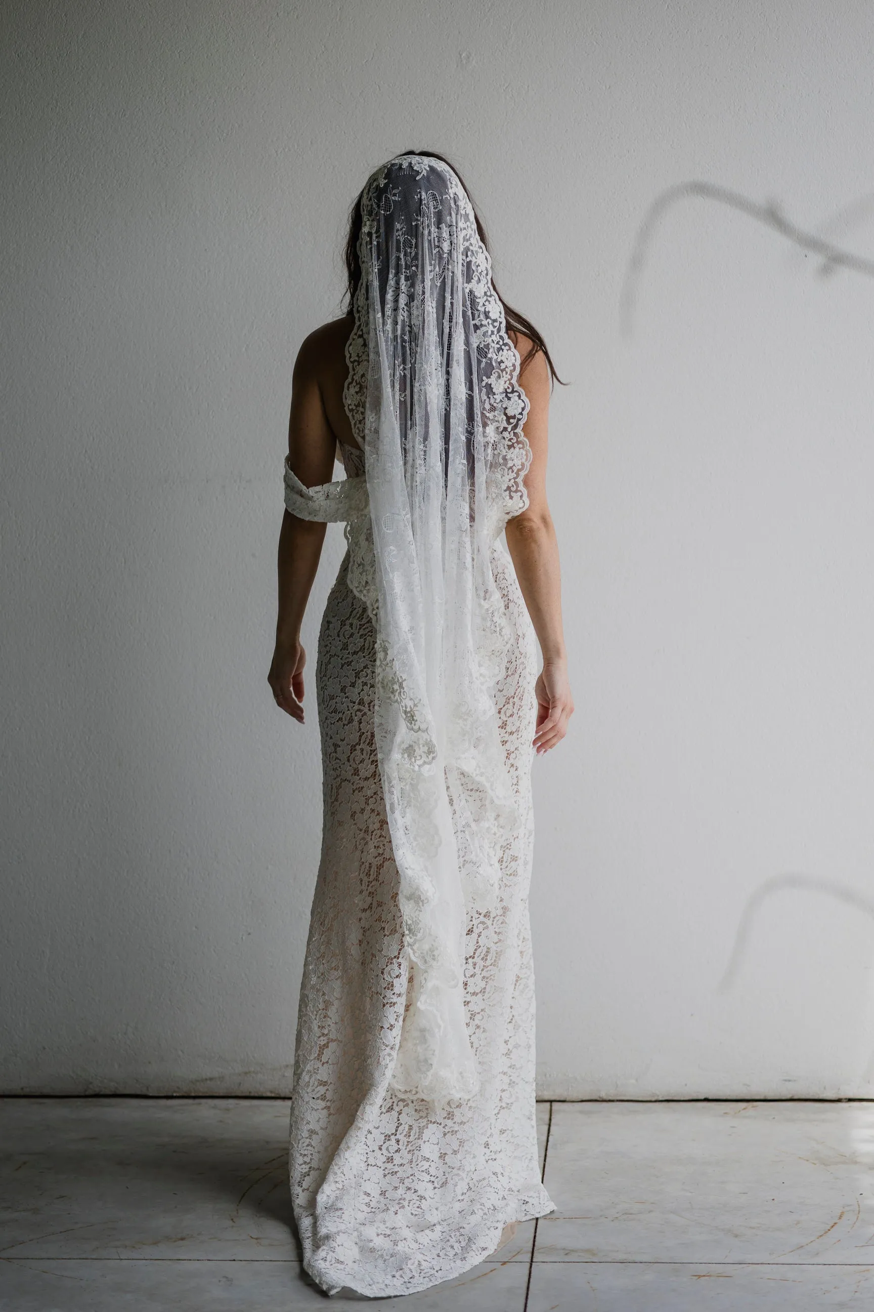 Chantilly Lace Mantilla Wedding Veil, Knee Length in Off White