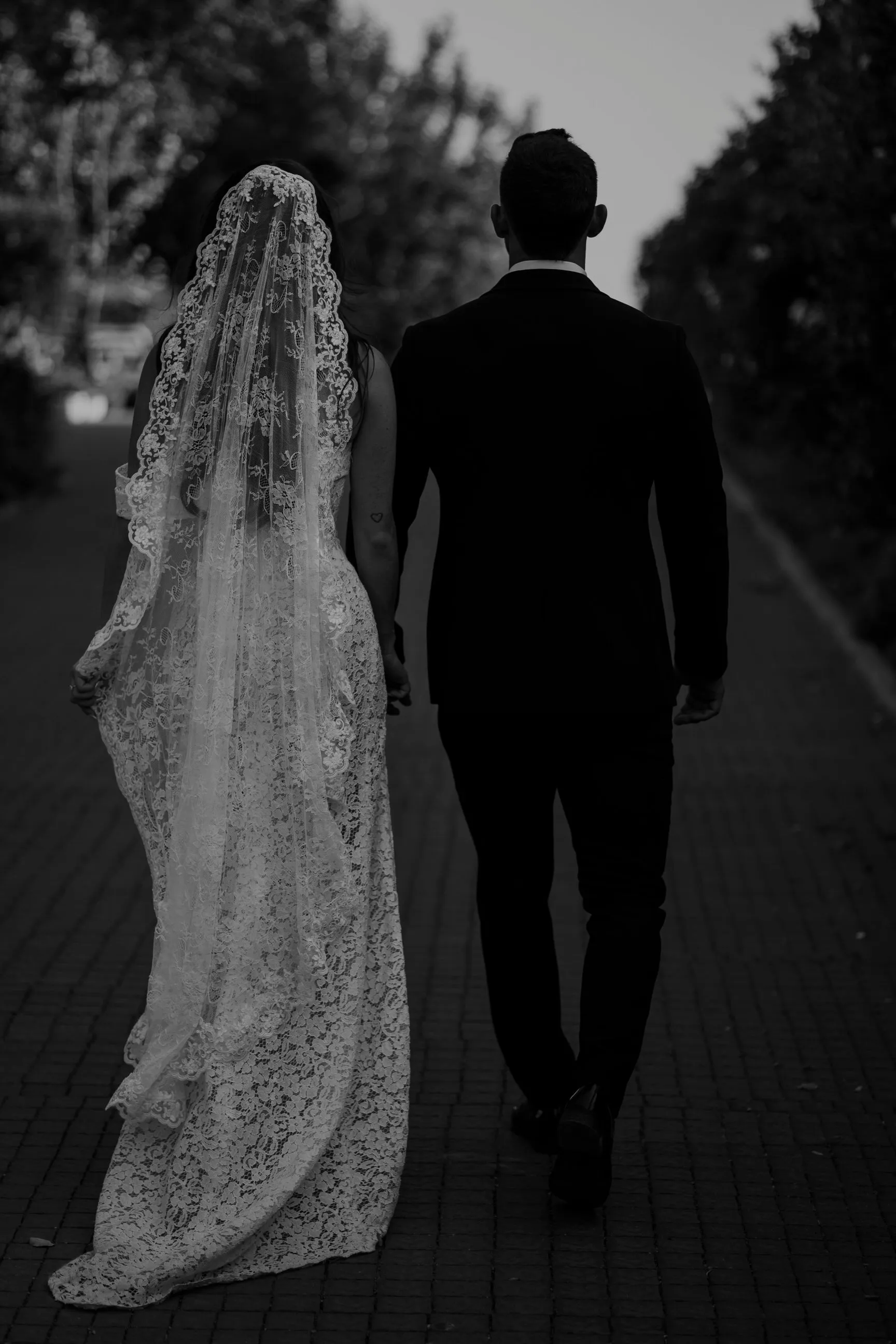 Chantilly Lace Mantilla Wedding Veil, Knee Length in Off White