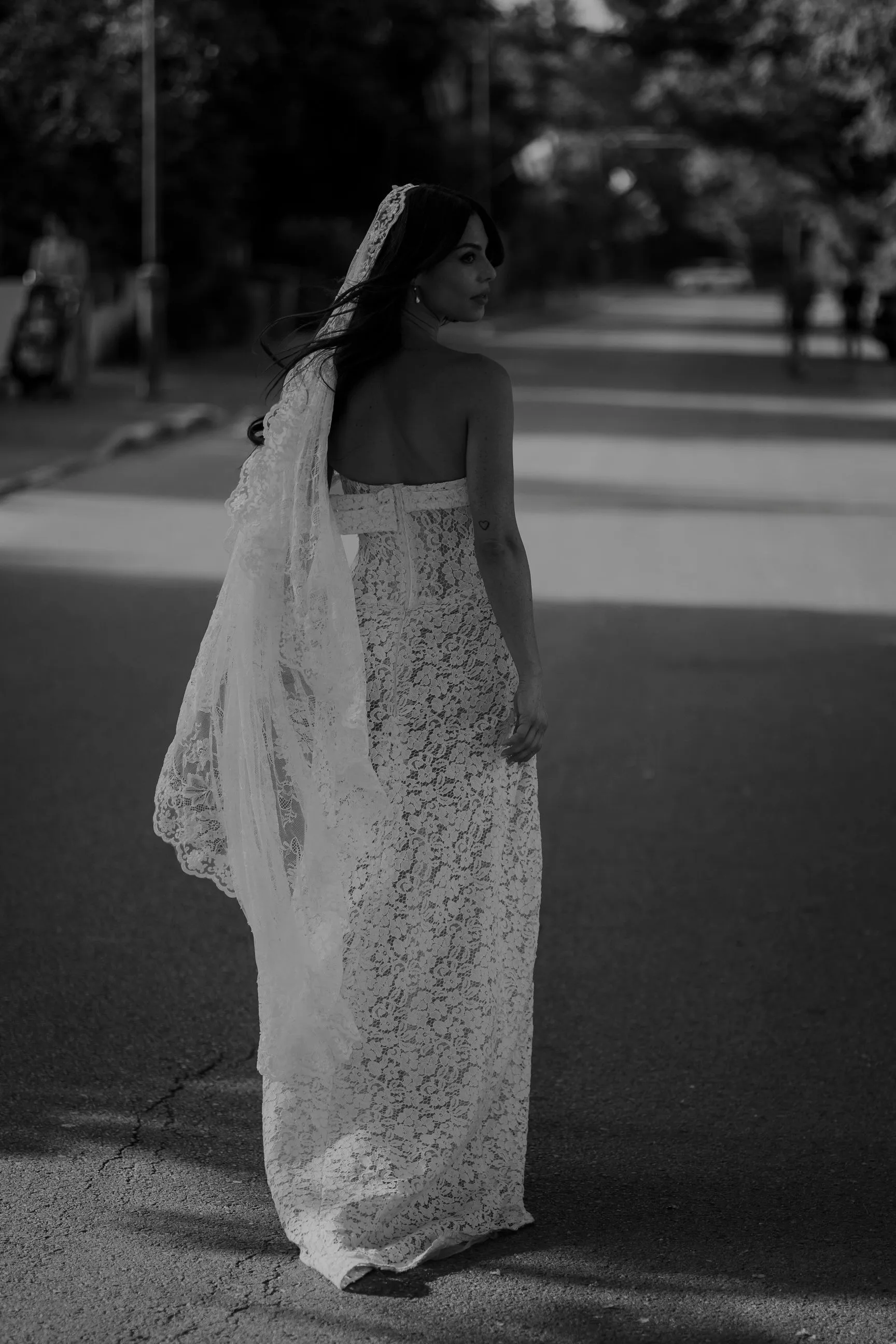 Chantilly Lace Mantilla Wedding Veil, Knee Length in Off White