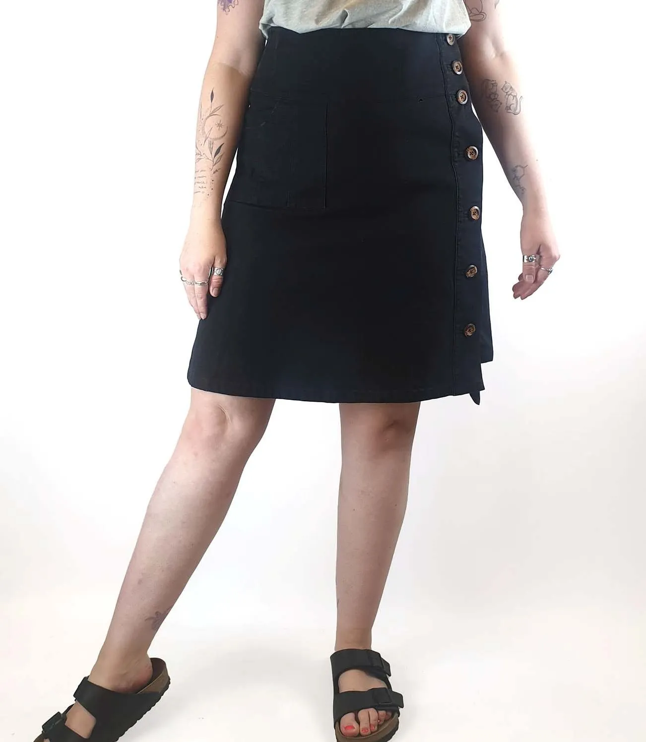 Lush black denim skirt with contrasting front buttons size 14 (best fits 12-14)