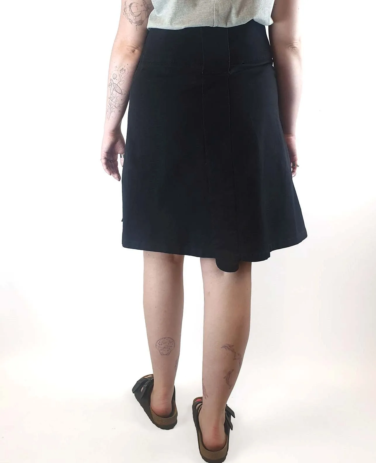 Lush black denim skirt with contrasting front buttons size 14 (best fits 12-14)