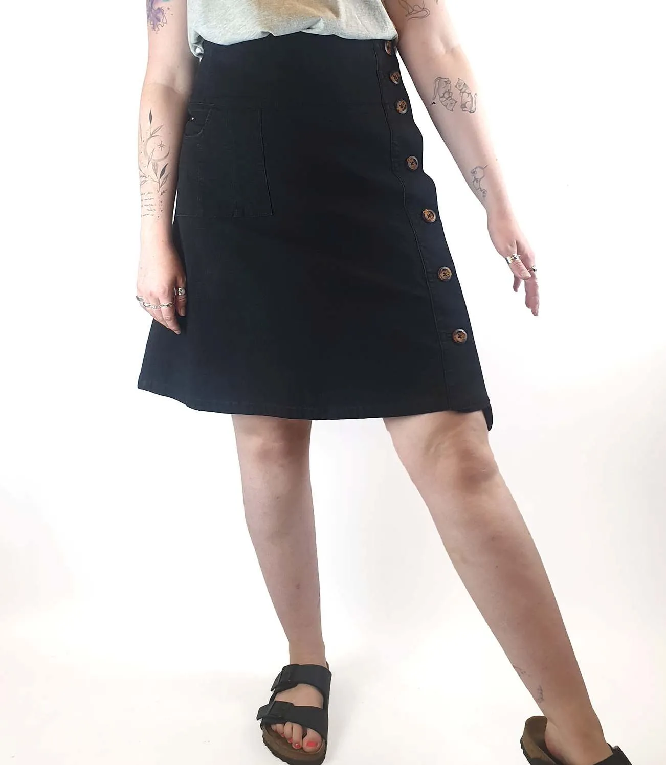 Lush black denim skirt with contrasting front buttons size 14 (best fits 12-14)