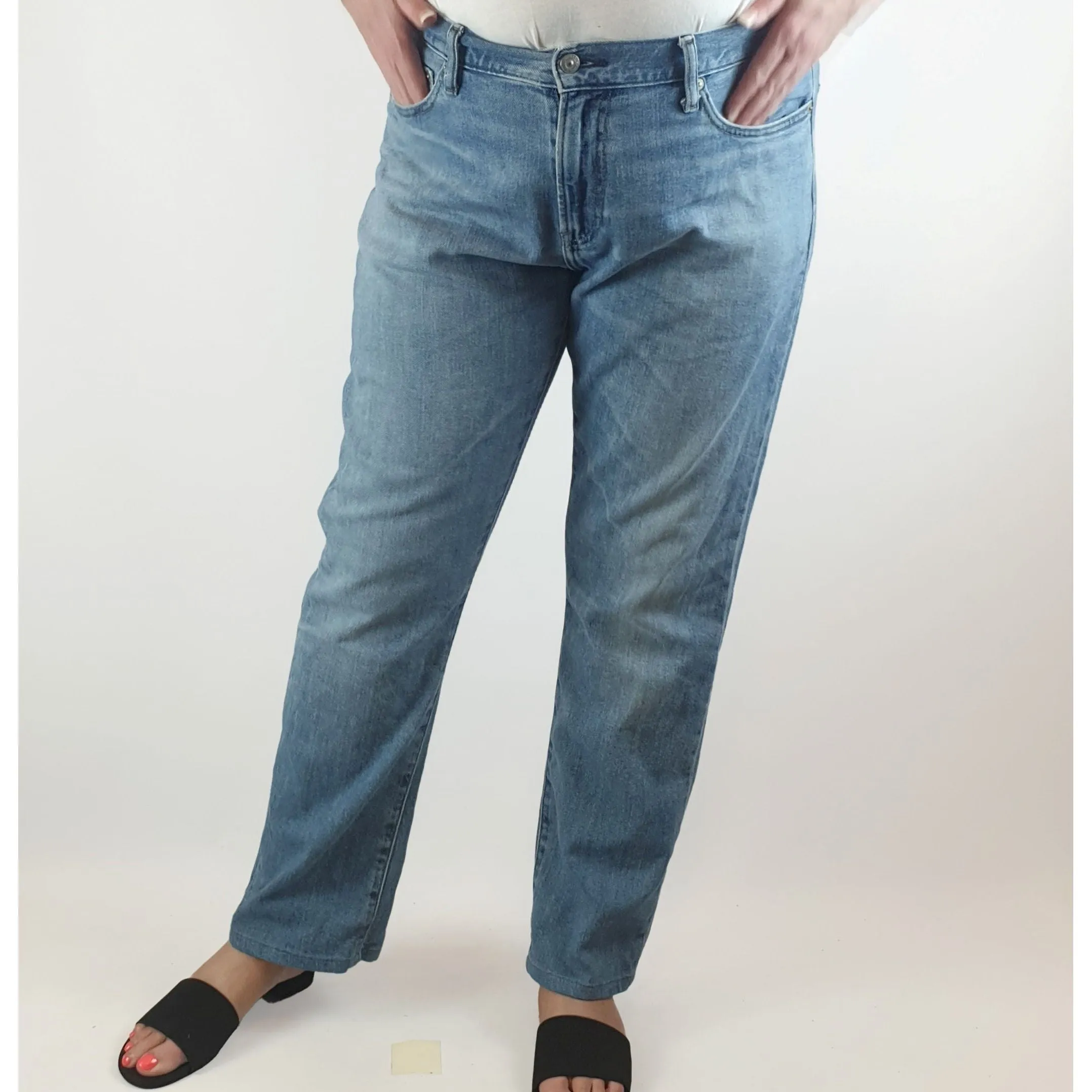 Uniqlo light denim straight leg style jeans size 36 (best fits size 16-18)