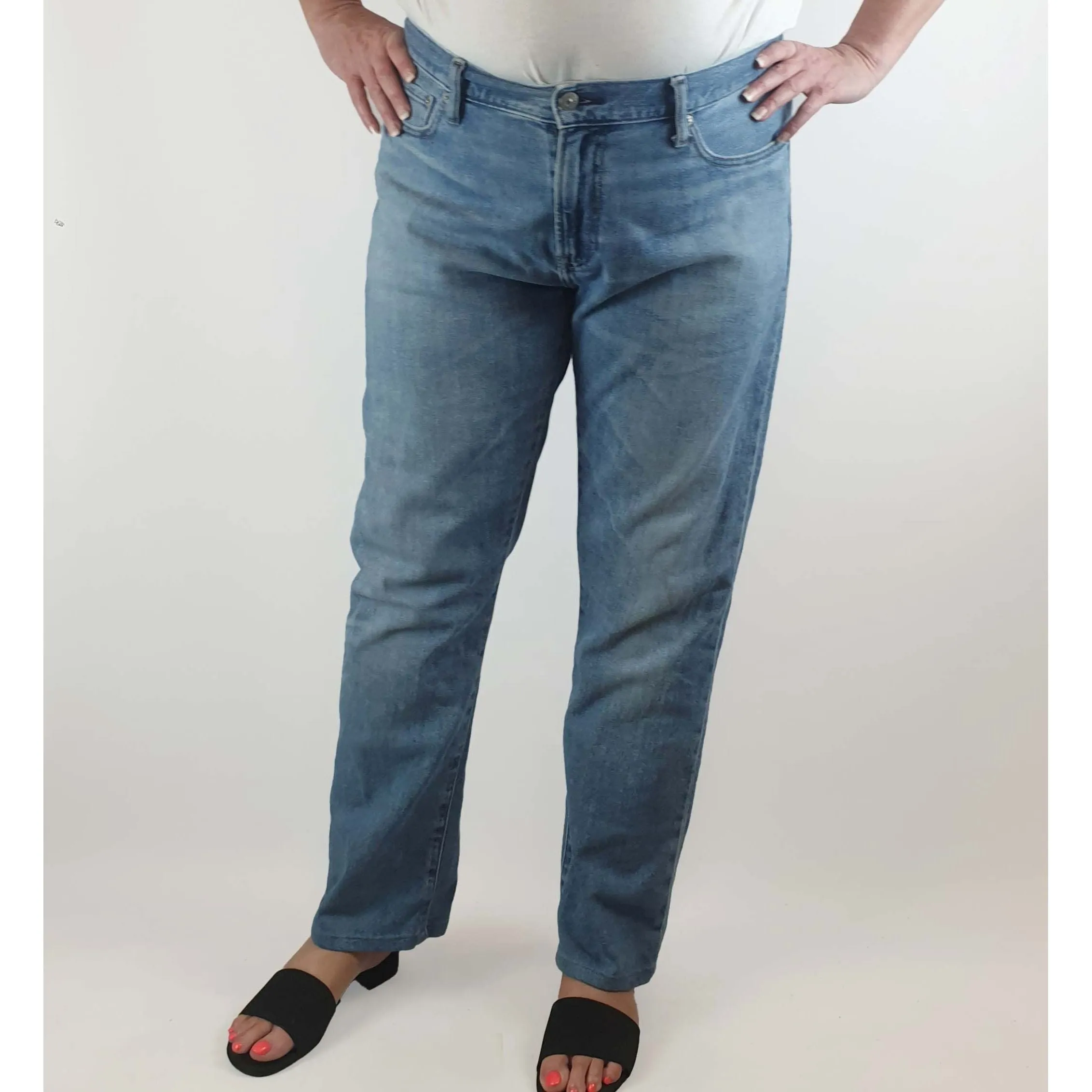 Uniqlo light denim straight leg style jeans size 36 (best fits size 16-18)