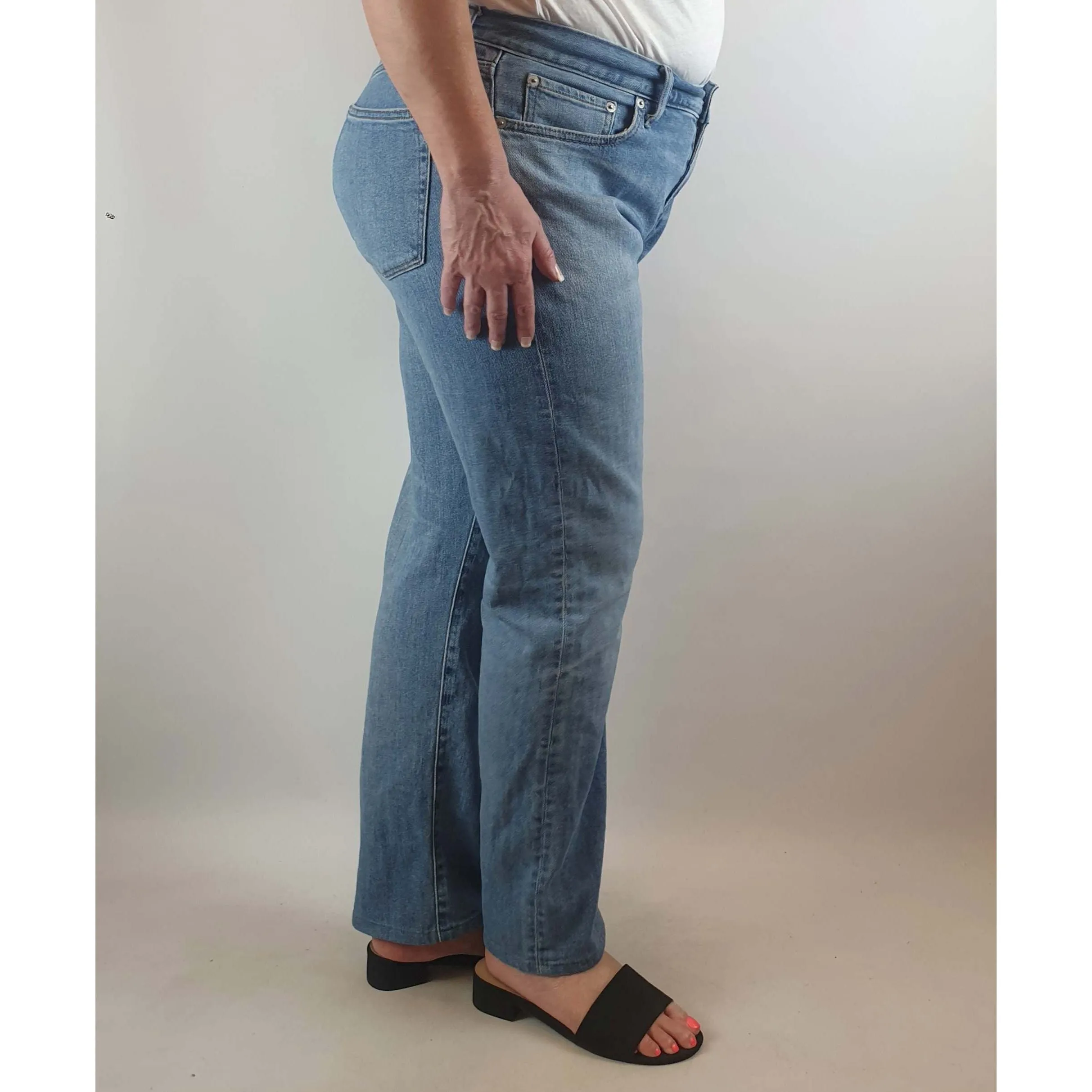 Uniqlo light denim straight leg style jeans size 36 (best fits size 16-18)